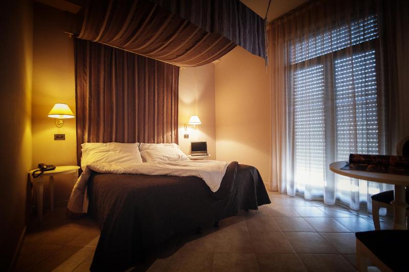 Classic Double or Twin Room image 4