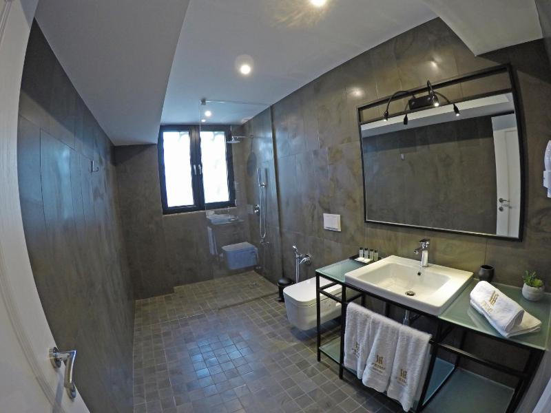 Deluxe Triple Room image 4