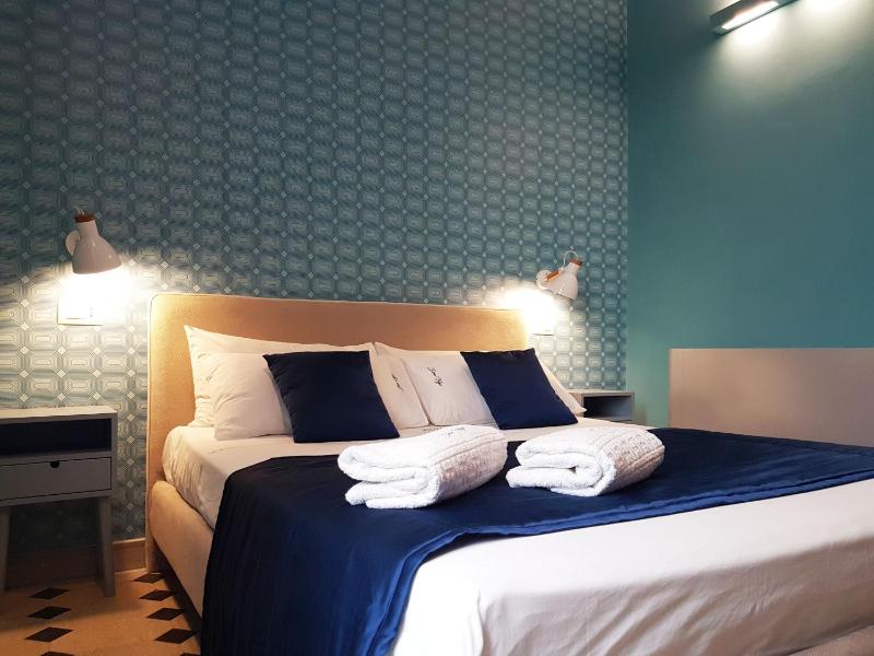 Deluxe Double Room with Balcony image 3