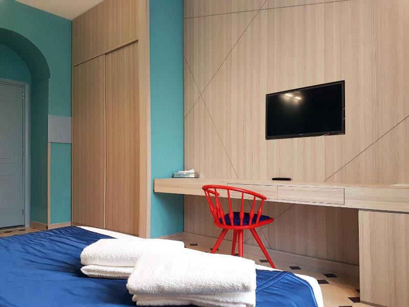 Deluxe Double Room with Balcony image 2