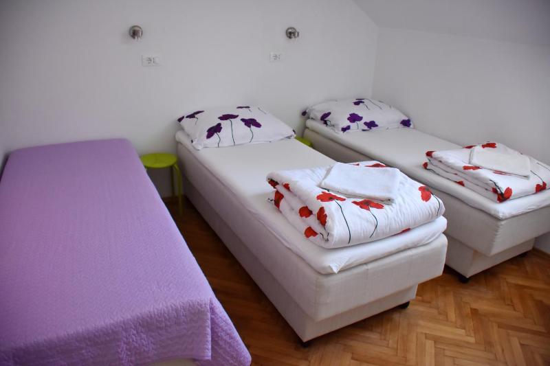 Quadruple Room with Shared Bathroom image 2