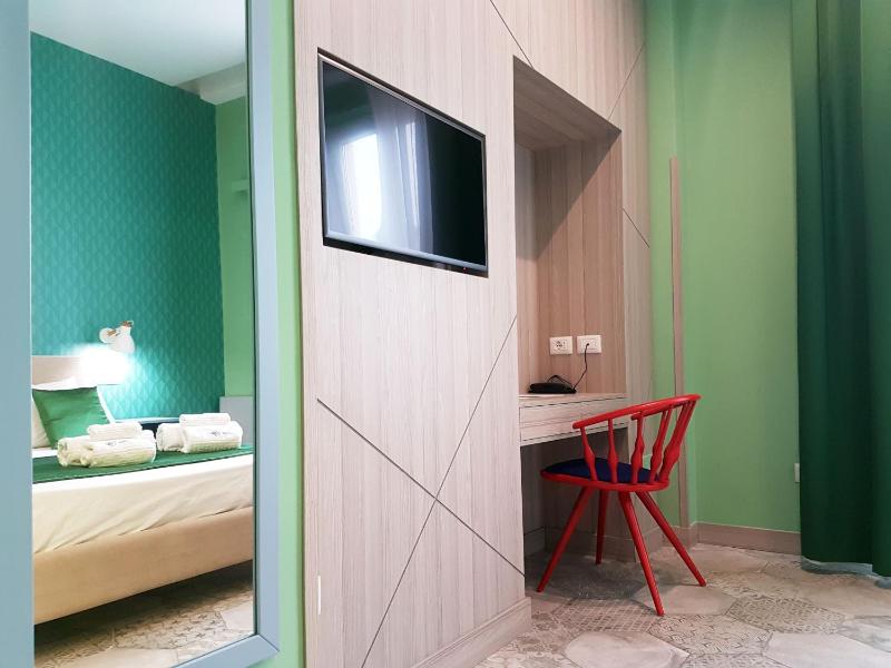 Deluxe Junior Suite with Balcony image 4