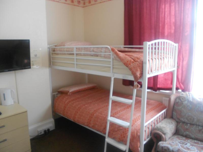 Standard Quadruple Room image 3