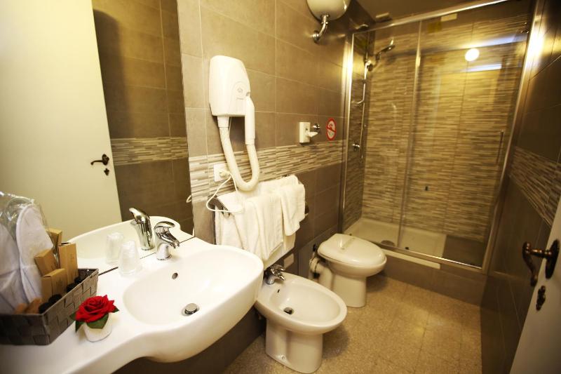 Deluxe Double Room with Balcony image 4