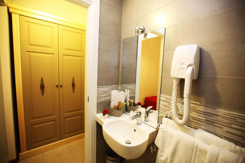 Deluxe Double Room with Balcony image 3