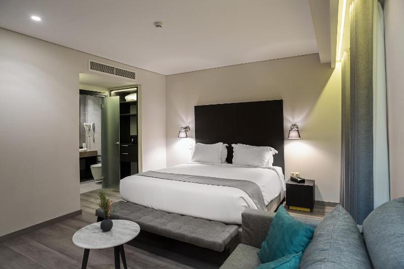 Junior Suite with Balcony image 3