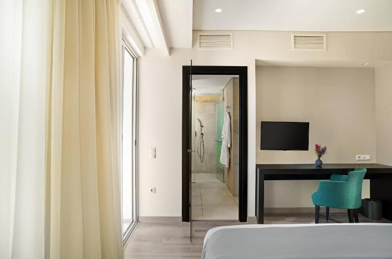 Deluxe Double Room with Balcony image 3