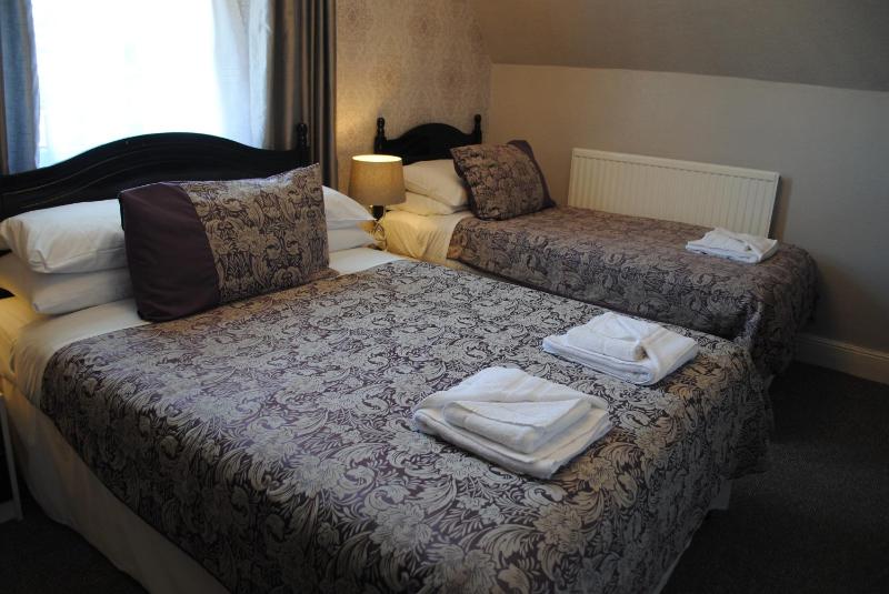 Twin Room image 4