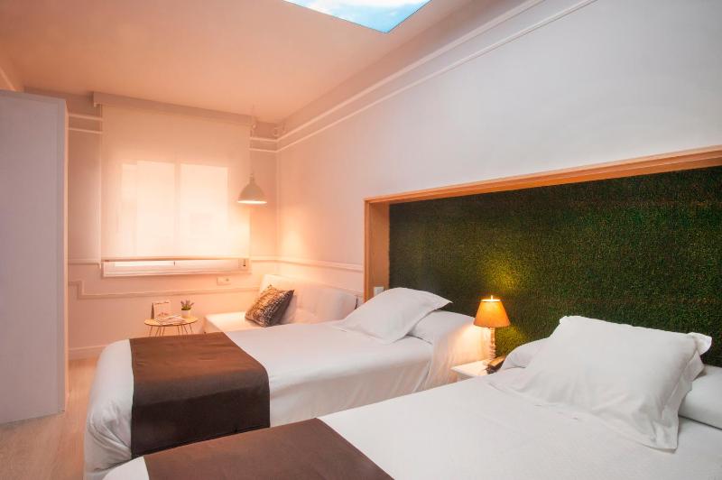 Double Room image 3