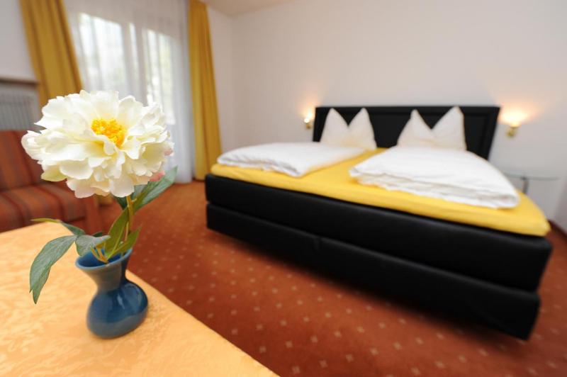 Triple Room with Balcony image 4