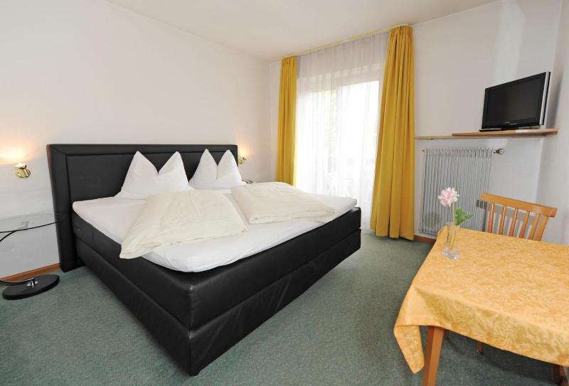 Double Room with Balcony image 4