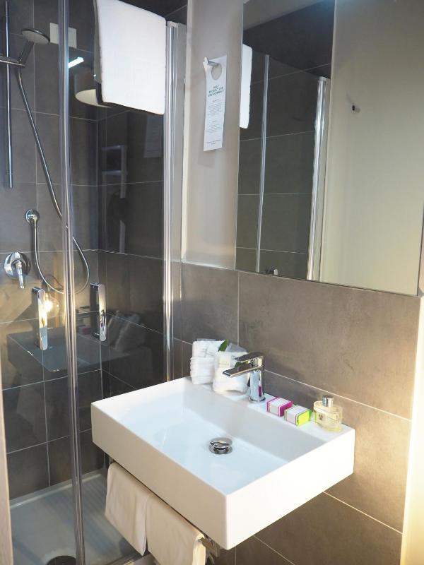 Single Room with Shared Bathroom image 2