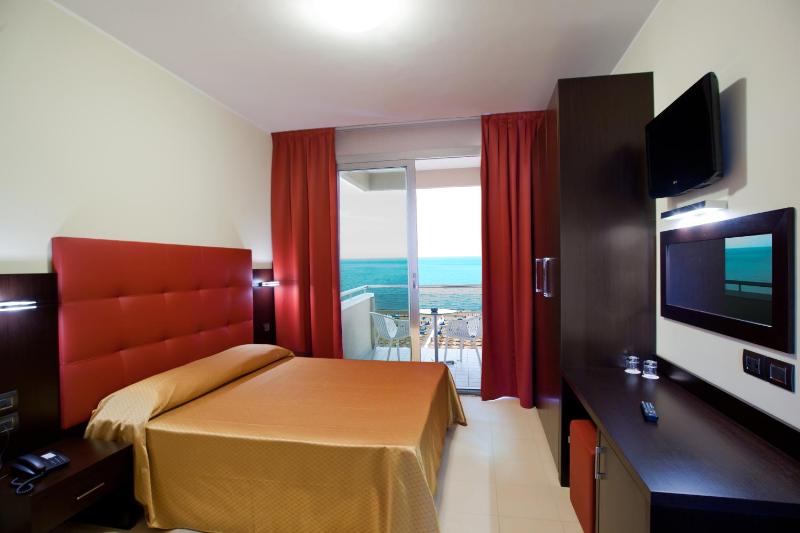 Superior Double Room with Sea View and Spa Access image 3