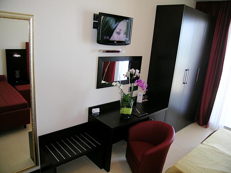 Superior Family Room with Sea View and Spa Access image 3