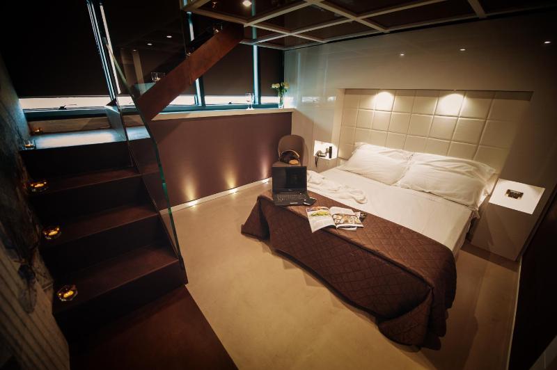Superior Double Room with Two Extra Beds image 1