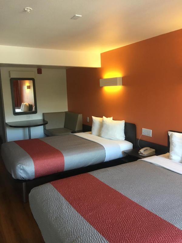 Queen Room with Two Queen Beds - Non-Smoking image 2