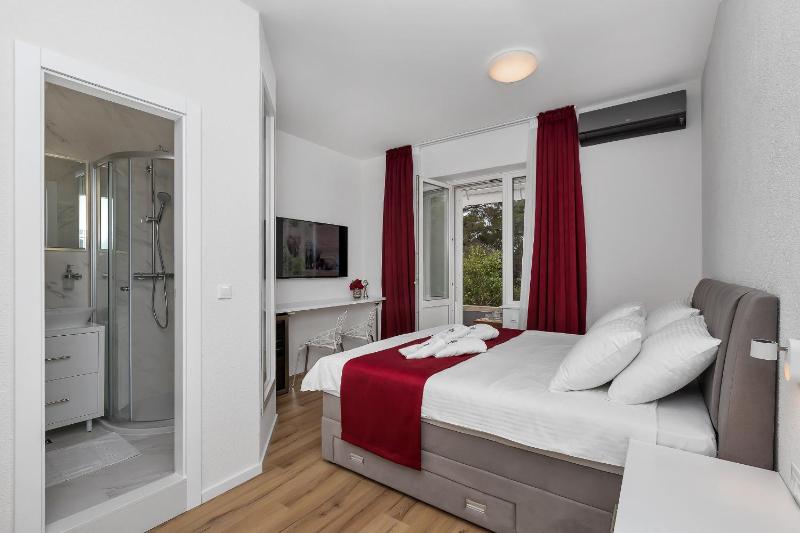 Luxury Double Room with Balcony and Sea View image 1