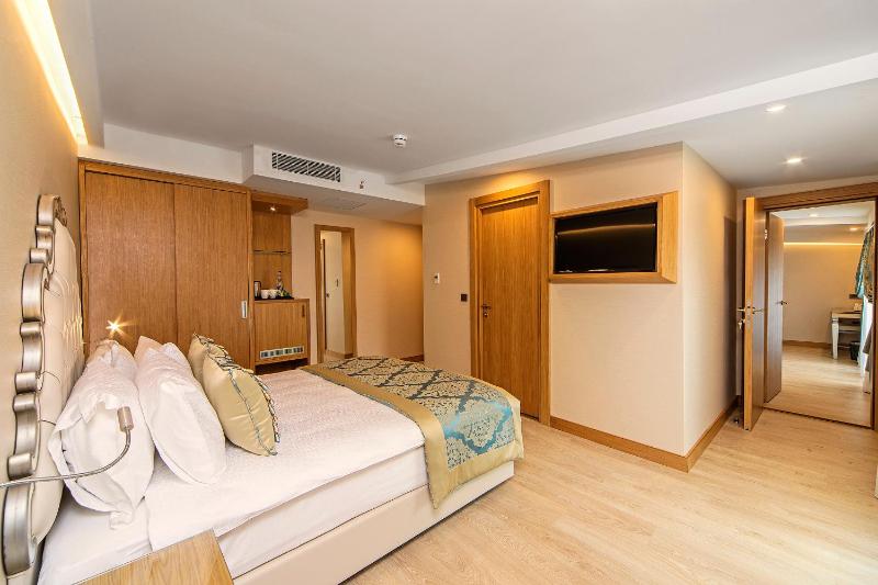 2 Connecting Deluxe Double Rooms with Balcony image 4