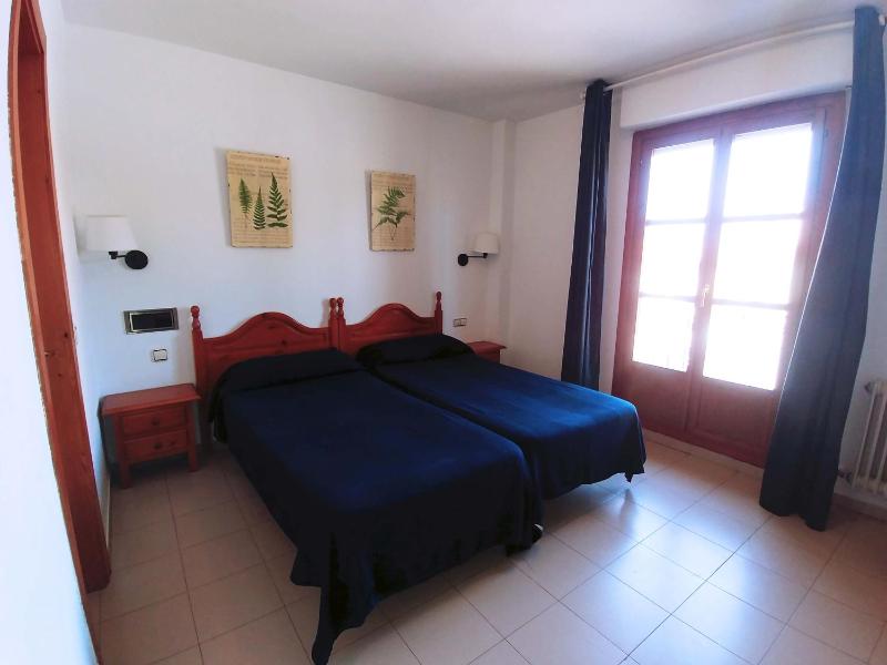 Twin Room image 4
