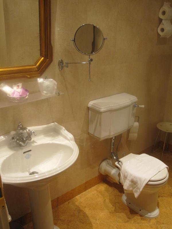 Small Double or Twin Room image 2