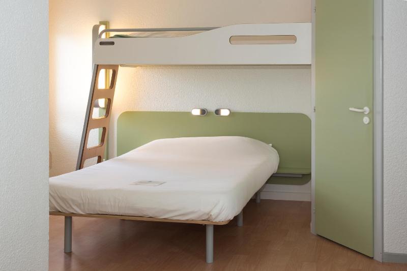 Triple Room with One Double Bed and One Bunk Bed image 2