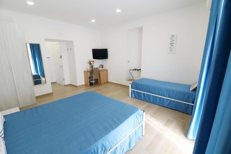 Deluxe Double Room image 4