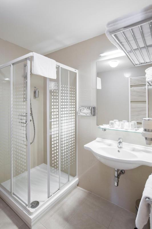 Superior Double Room - Attic image 3