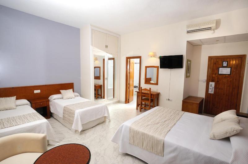 Quadruple Room image 3