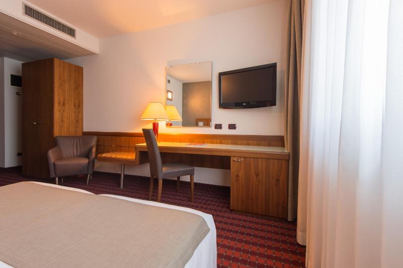 Standard Double Room image 3