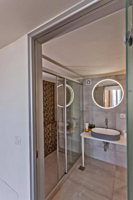 Executive Suite with Sea View - Split Level image 3
