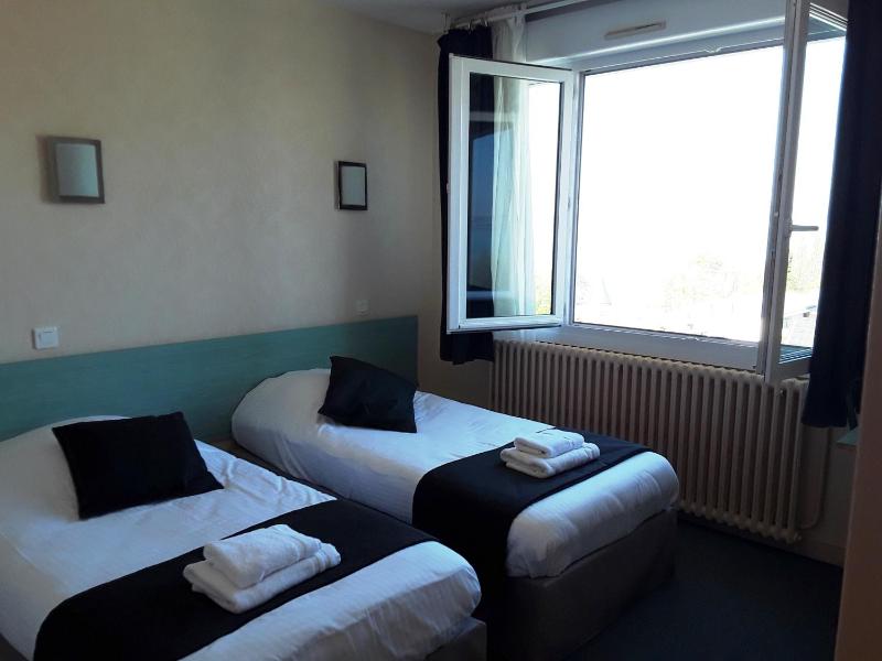 Standard Twin Room image 3