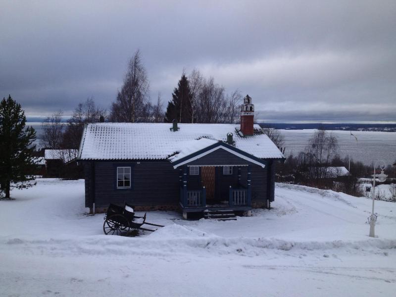 Superior Two-Bedroom Cottage with Lake View image 2