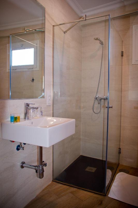 Triple Room with Private Bathroom image 2