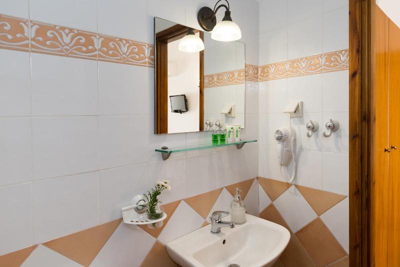 Budget Double Room with Window and no Balcony image 4