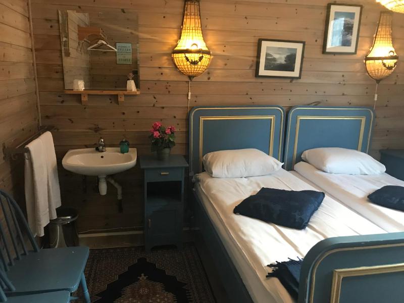 Double Room with Shared Bathroom image 1
