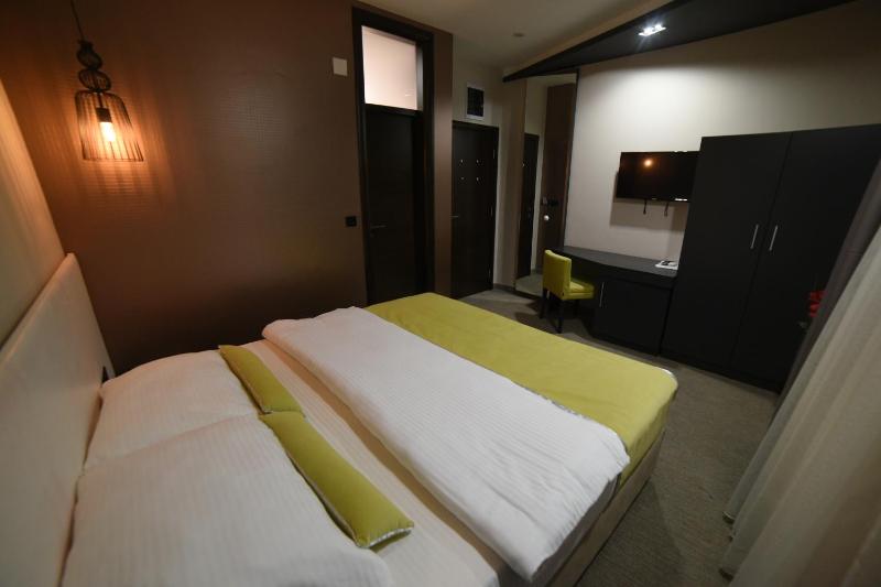 Classic Single Room image 4