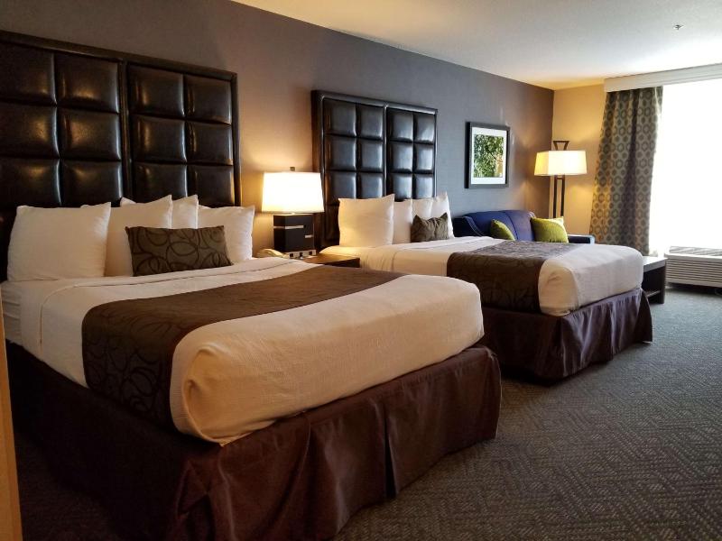 Queen Room with Two Queen Beds - Non-Smoking image 3