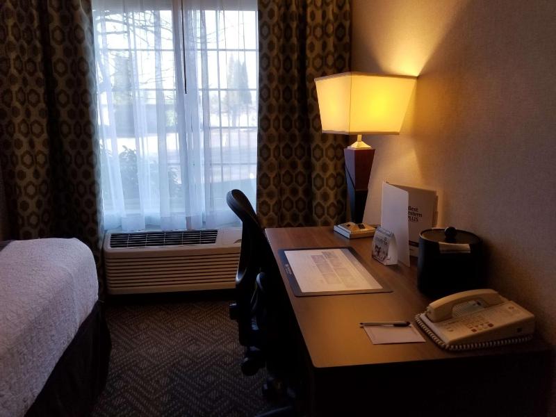 King Room - Non-Smoking image 3