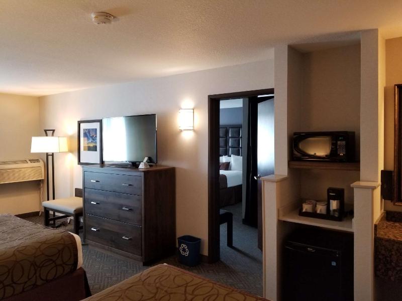 Two Room Suite with Three Queen Beds image 3