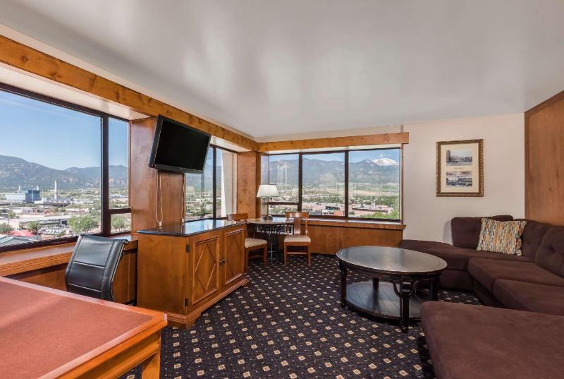 King Suite with Mountain View