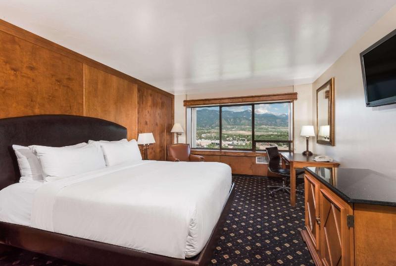 King Corner Room with Mountain View