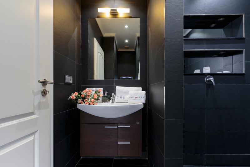 Deluxe Two-Bedroom Apartment image 4