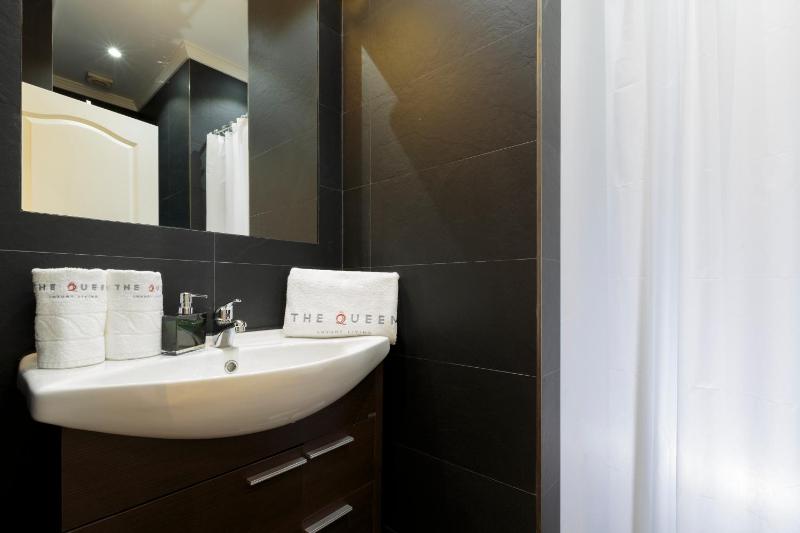 Deluxe Two-Bedroom Apartment image 3