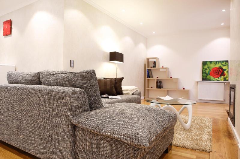 Deluxe Two-Bedroom Apartment image 2