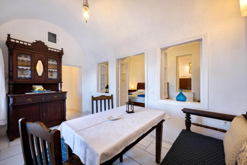 Romantic Villa with Caldera View image 2