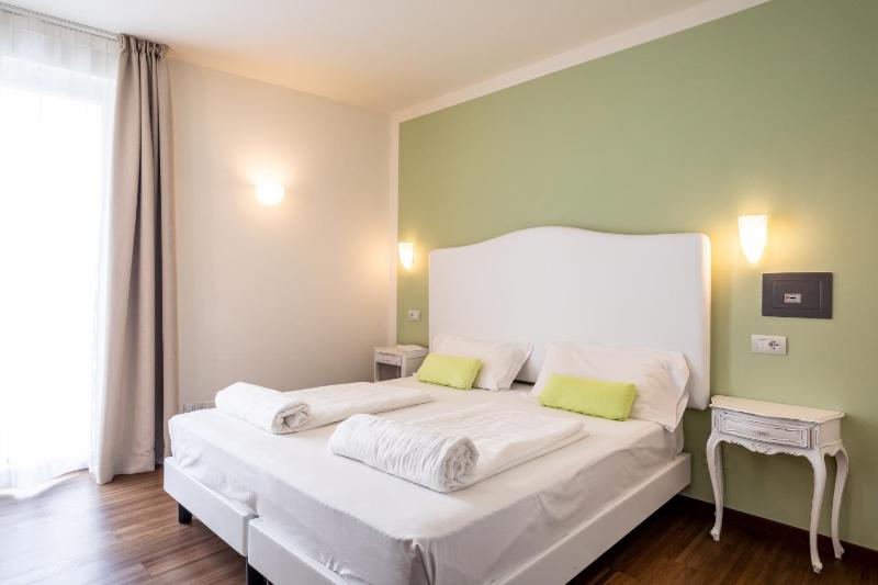Double or Twin Room with Balcony and Garden View image 1