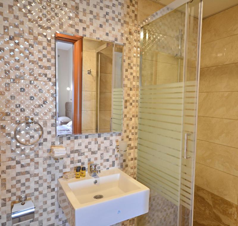 Standard Triple Room with Sea View image 2