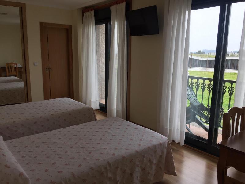 Twin Room with Balcony image 2