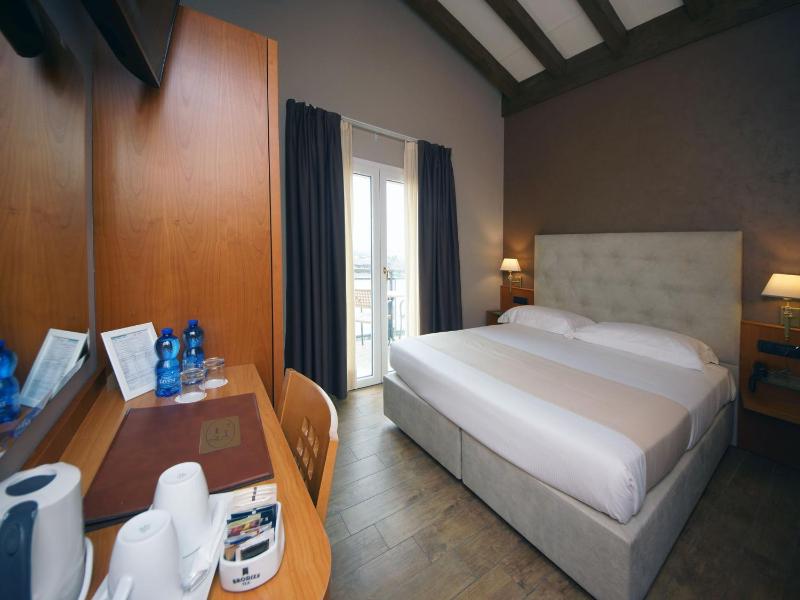 Standard Double Room image 2