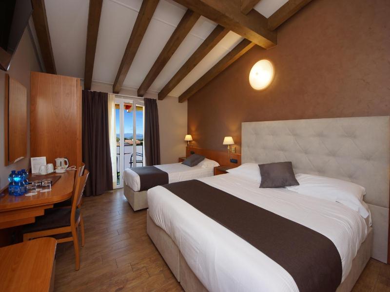 Triple Room with Balcony image 2
